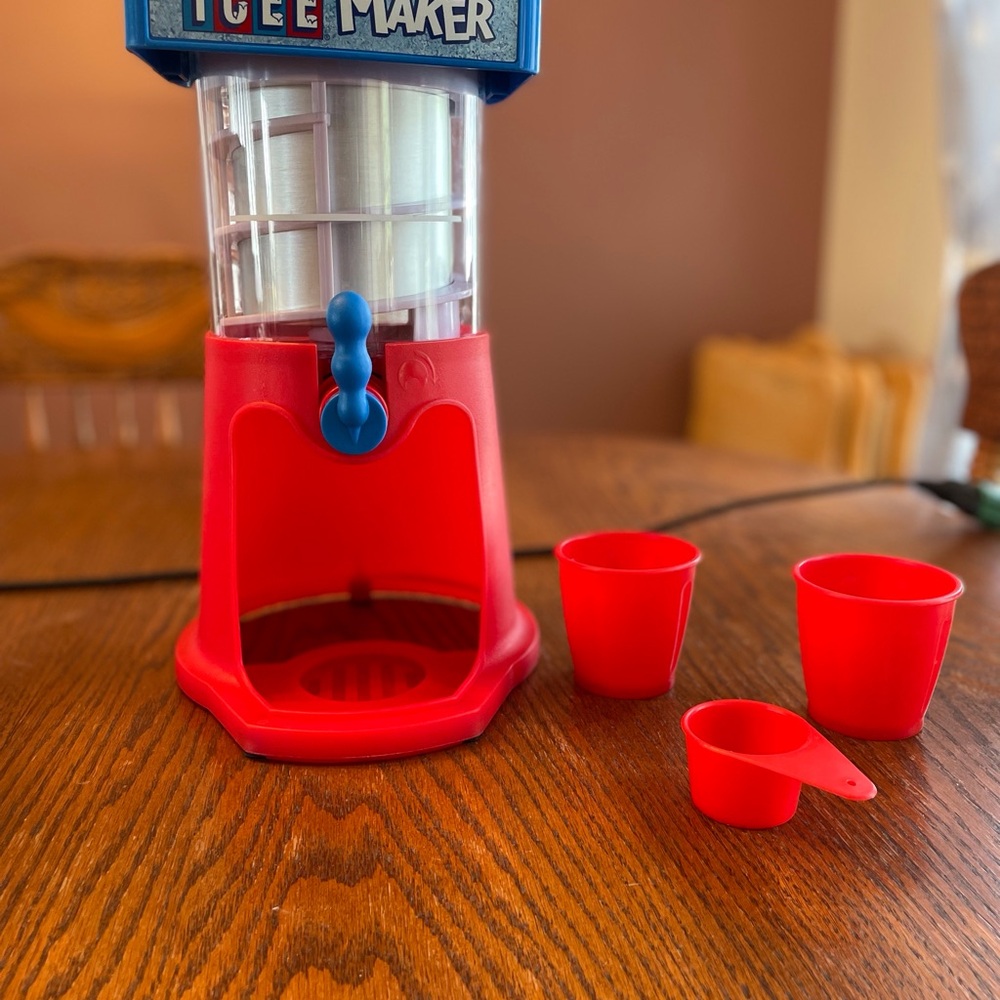 Spin Master Toys Icee Maker, ages 6+ - Like New/very clean, contains all parts